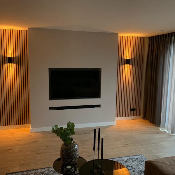 Installatie van cinewall in ruime woonkamer
