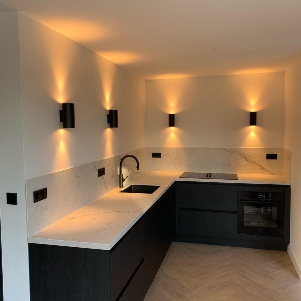 Up-Down spotlights geplaatst in deze moderne keuken