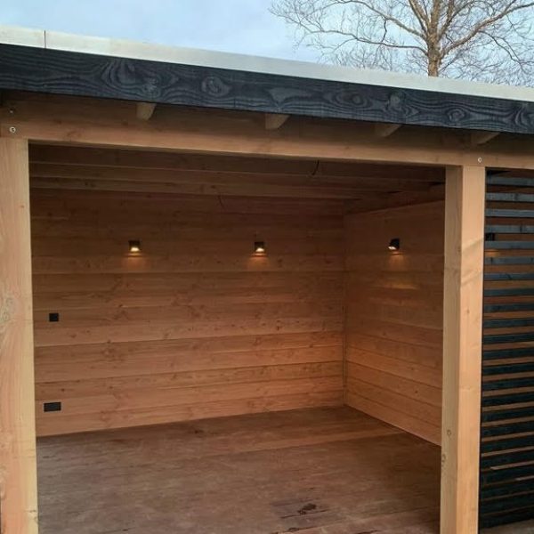 Spotlight geplaatst in losstaande overkapping in de tuin